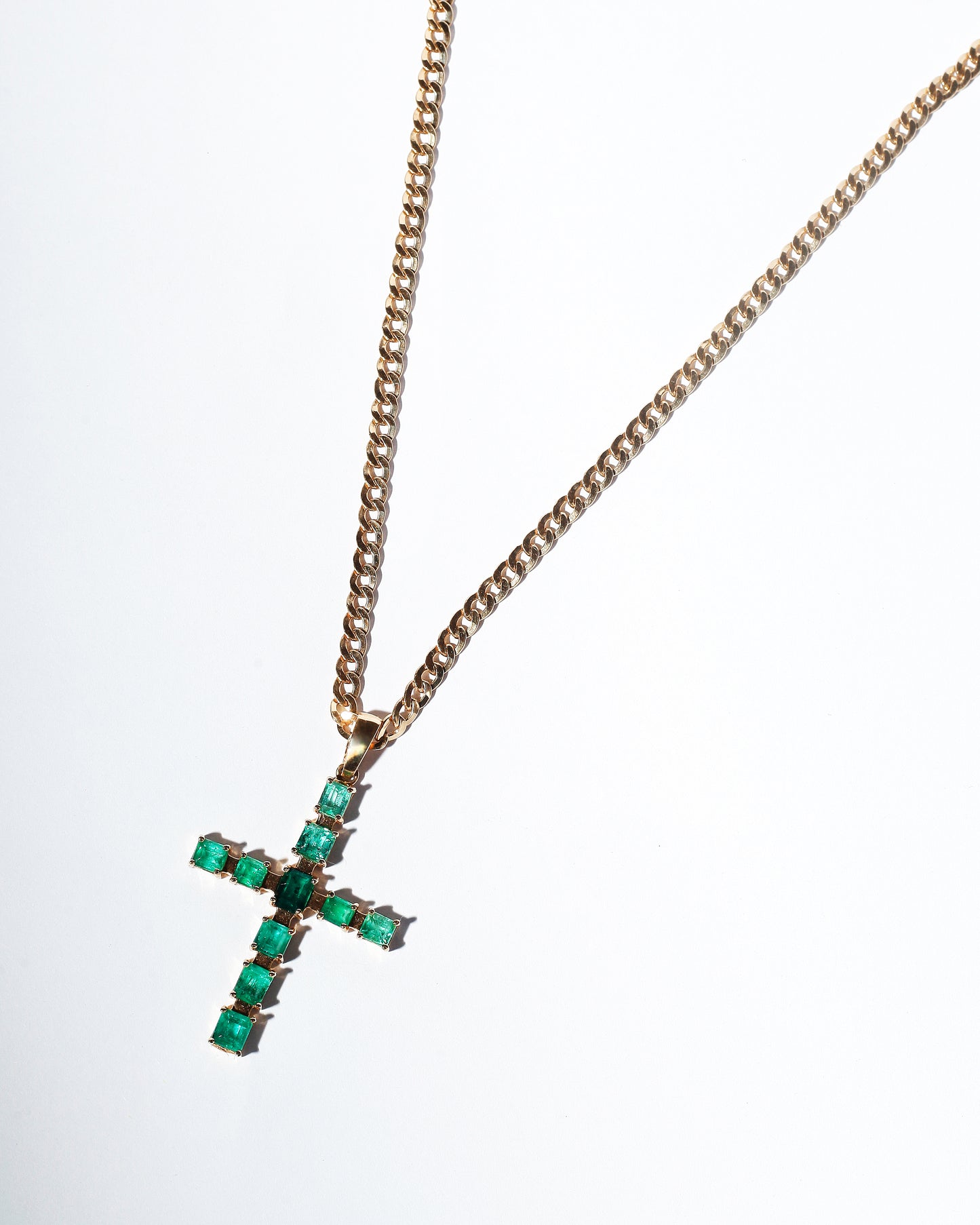 Cadena y dije cruz esmeralda